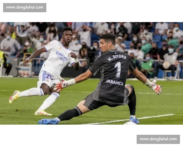 维尼修斯领衔三将抵皇马驻地 阿隆索率队冲刺世俱杯关键战